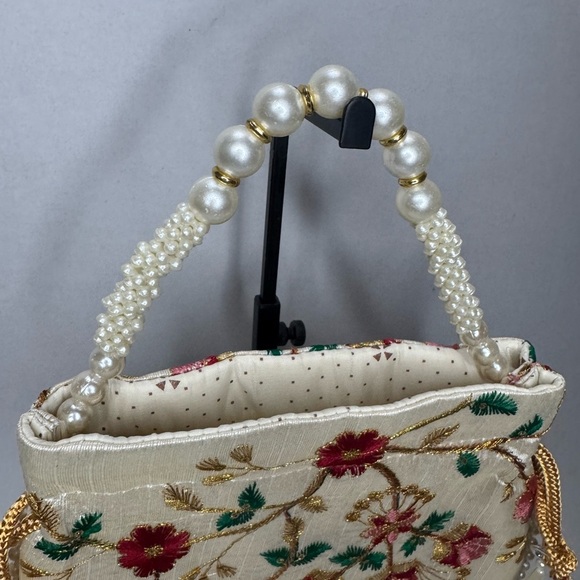 Floral Embroidered Cream Handbag - Picture 4 of 11
